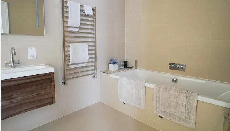 Bath at Smart Clapham family house, B1894 (photo 57)