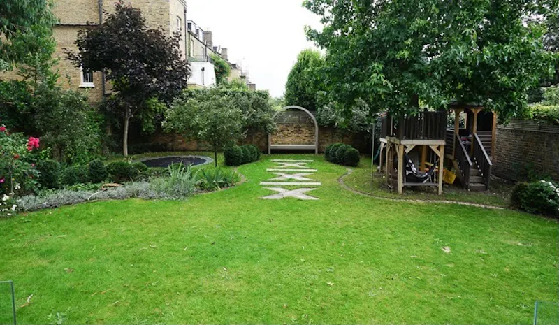 Garden at Smart Clapham family house, B1894 (photo 63)
