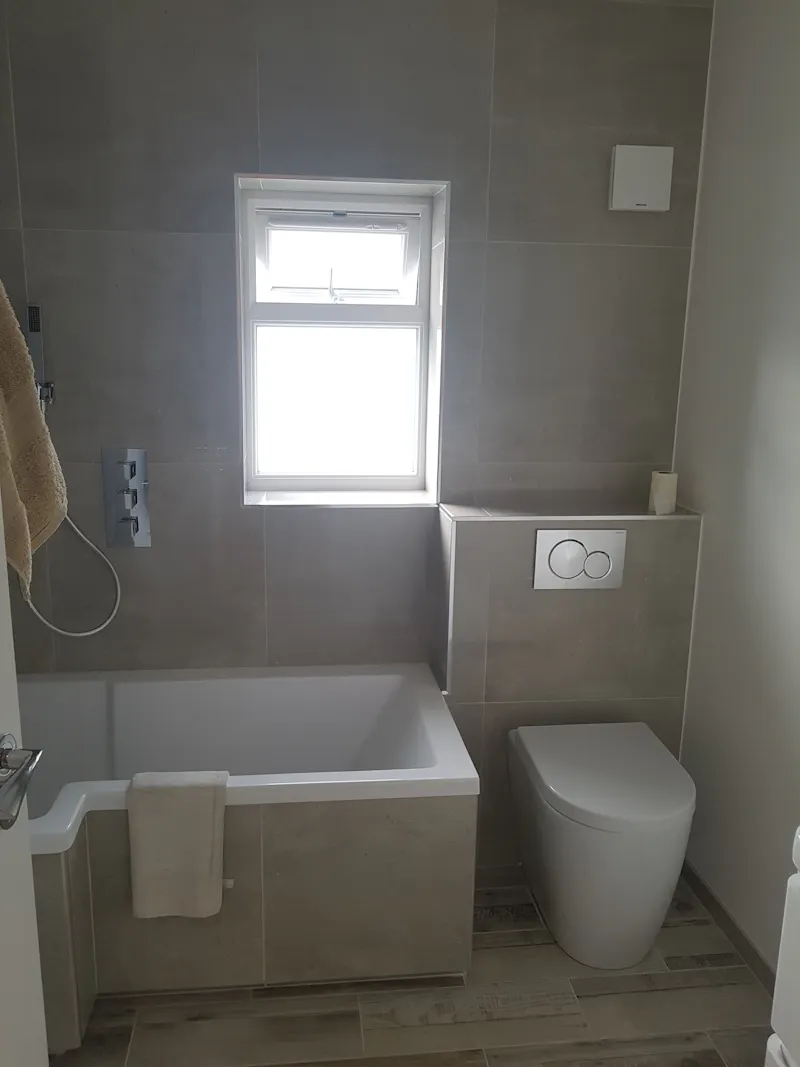 Bathroom at Watford family house, D2472 (photo 13)