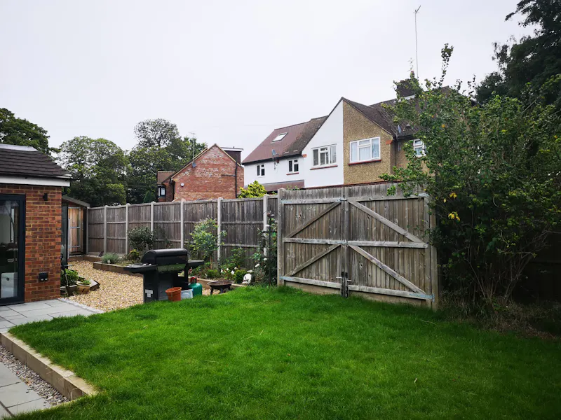 Garden at Modern semi in Weybridge , D2530 (photo 17)