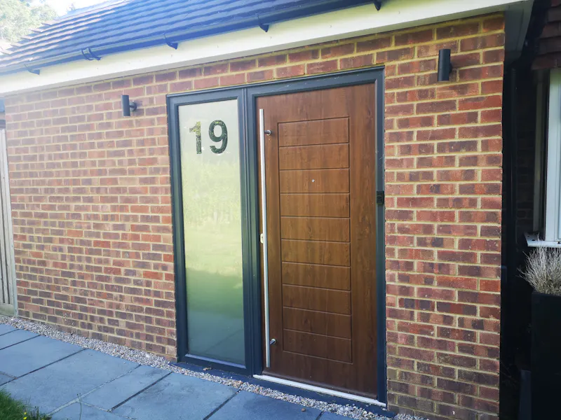 Modern semi in Weybridge , D2530 (photo 1)