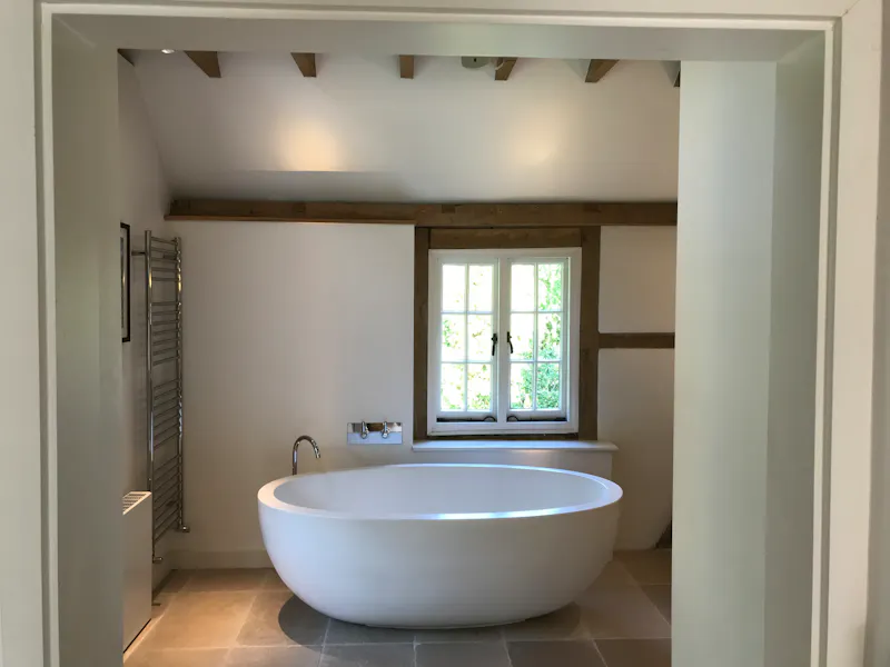 Bath at Tudor-style Chobham farmhouse, F901 (photo 27)