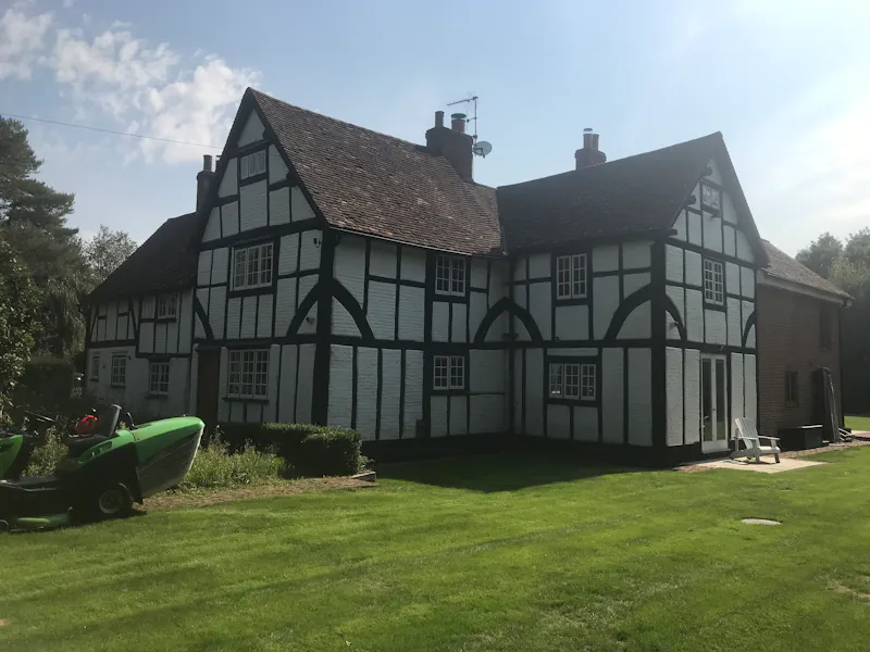 Tudor-style Chobham farmhouse, F901 (photo 3)