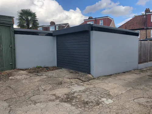 Gym / garage space in Acton , N501