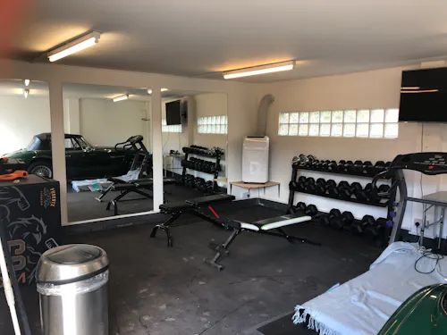 Gym / garage space in Acton , N501