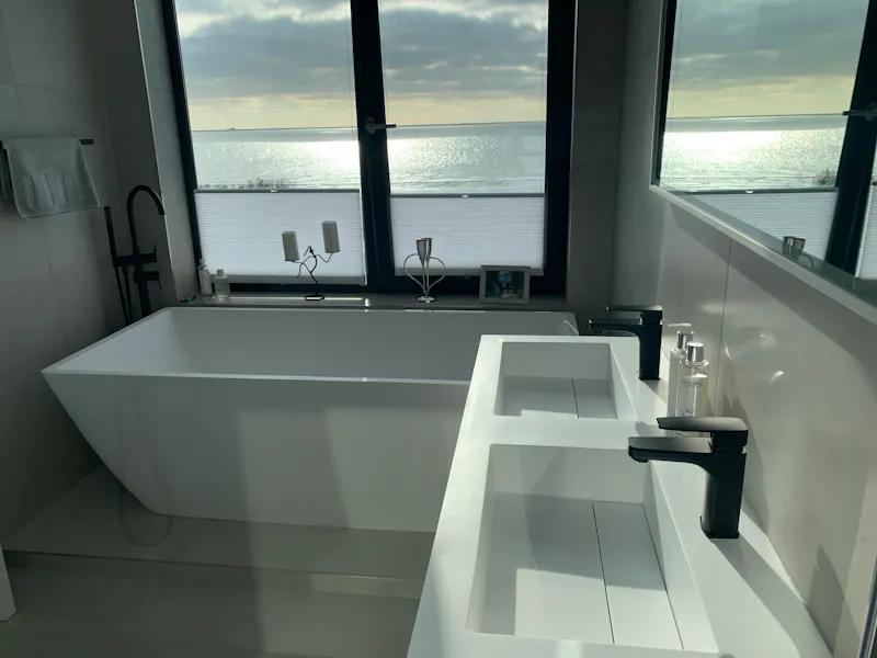 Bath at Bracklesham beach house, K457 (photo 11)