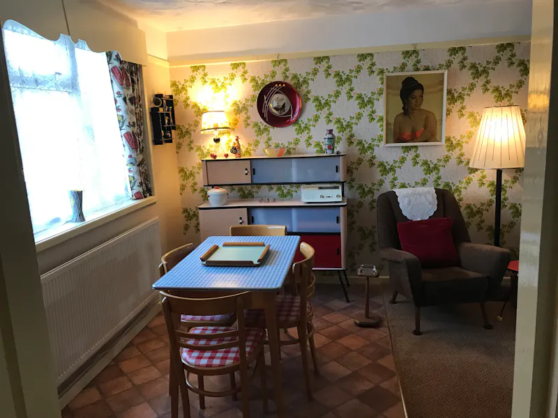 Dining room at Authentic 50s Welwyn house, D2208 (photo 8)