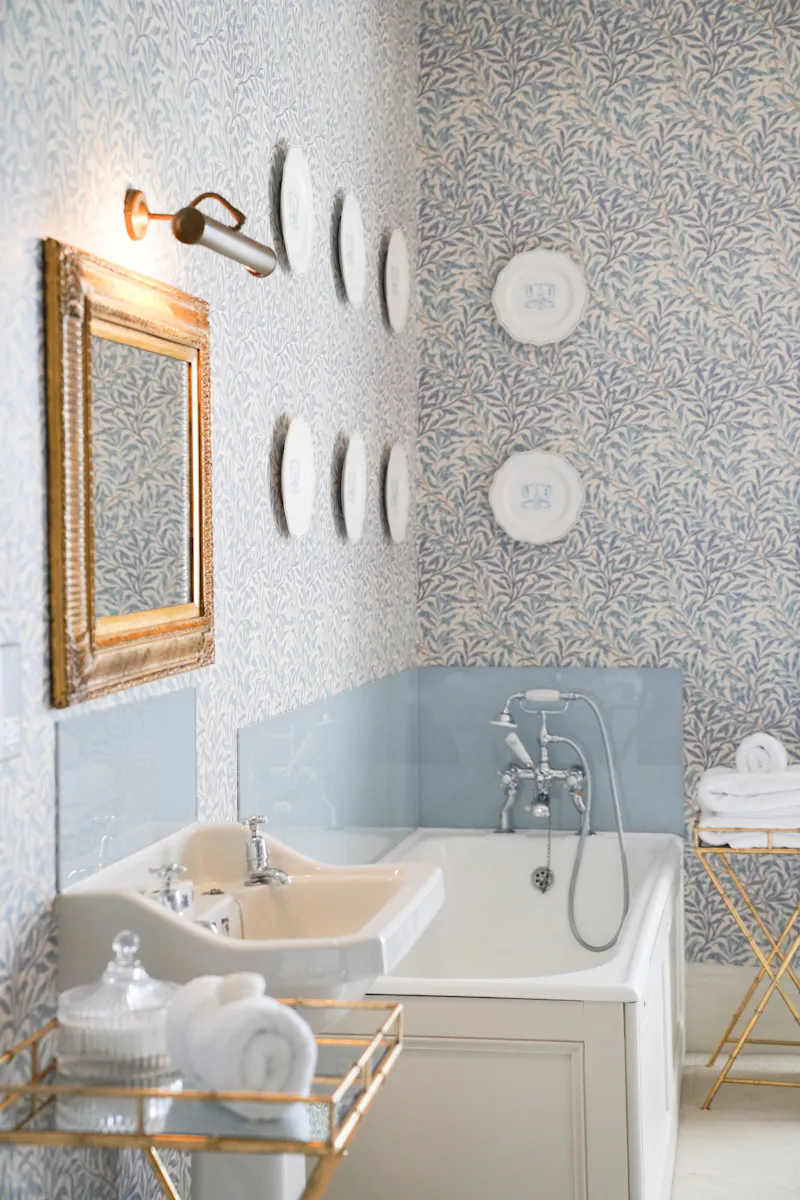Bathroom at Hampshire stately and Estate, A1537 (photo 28)