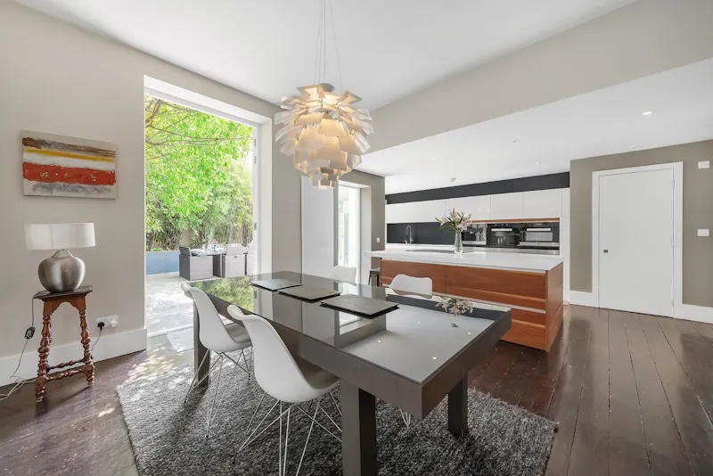 Dining room at Stylish Victorian Brixton house, B1899 (photo 4)