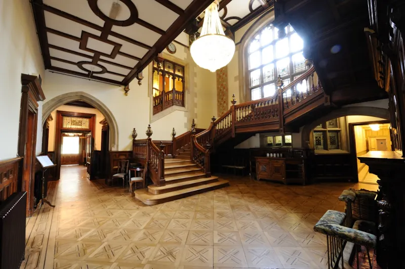 Entrance hall at Large manor house in Tring , R849 (photo 2)