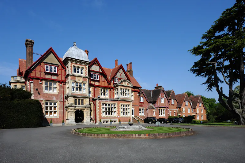 Driveway at Large manor house in Tring , R849 (photo 1)