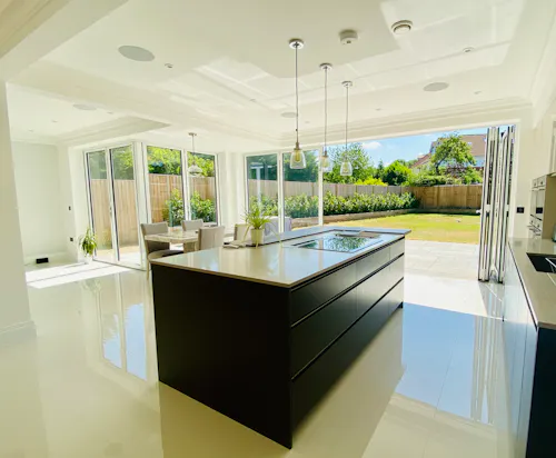 Large bright Esher house, D2475