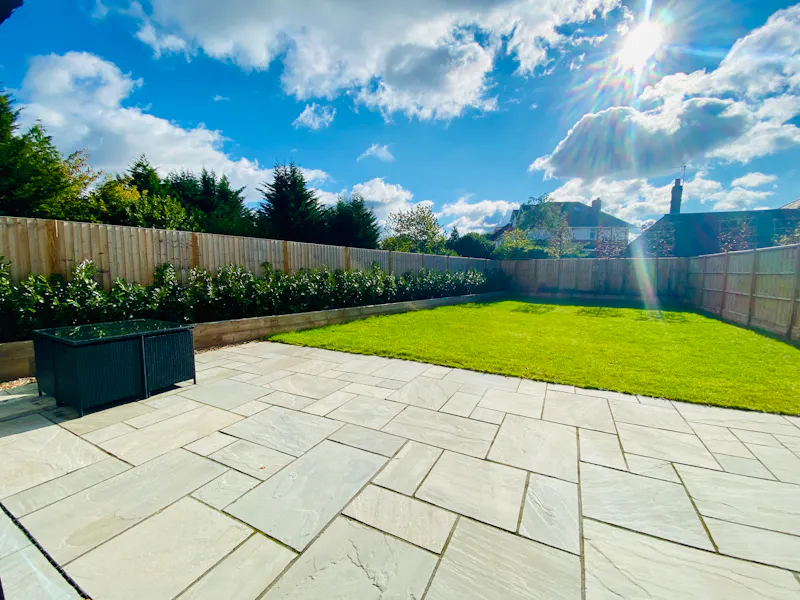 Terrace/Patio at Large bright Esher house, D2475 (photo 17)