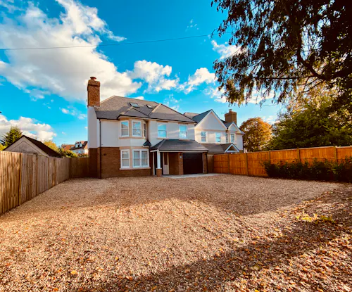Large bright Esher house, D2475
