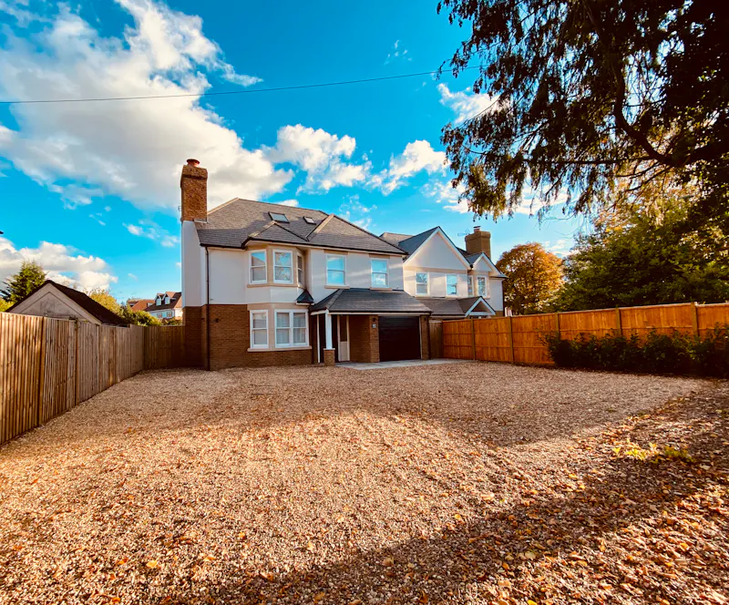 Driveway at Large bright Esher house, D2475 (photo 1)