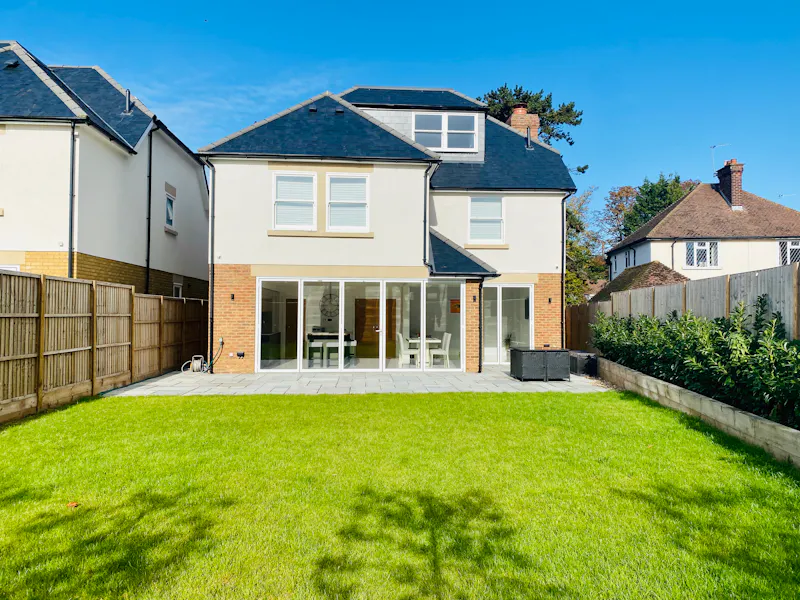 Large bright Esher house, D2475 (photo 18)