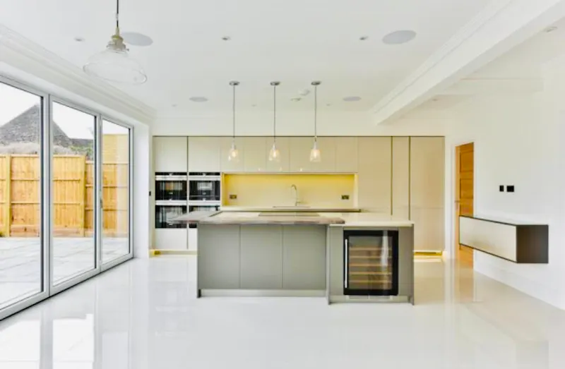 Kitchen at Large bright Esher house, D2475 (photo 6)