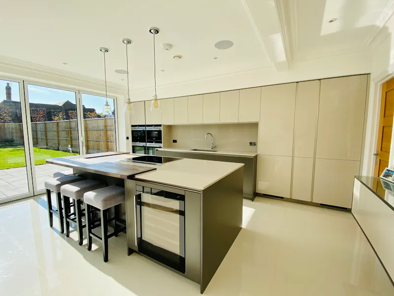 Large bright Esher house, D2475 (photo 4)