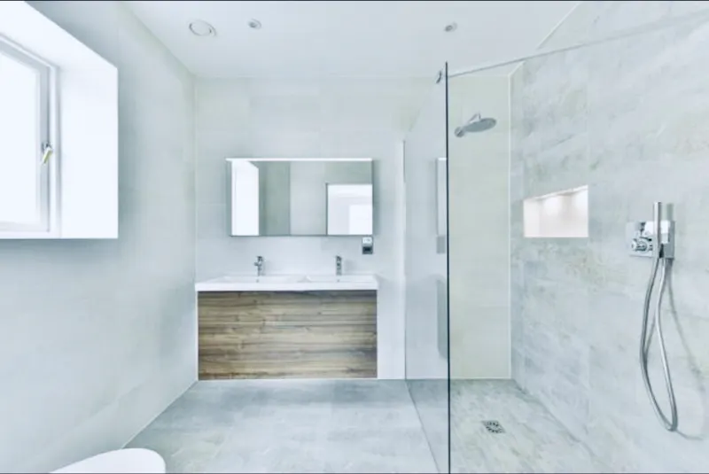 Bathroom at Large bright Esher house, D2475 (photo 13)