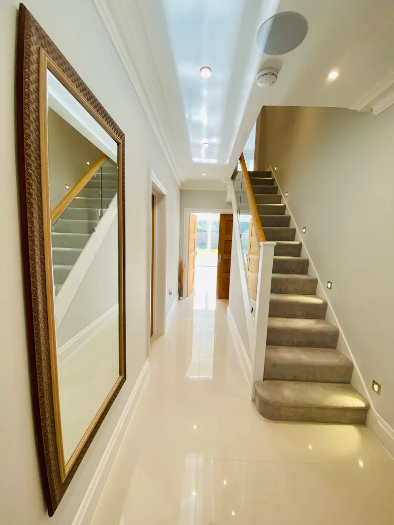 Entrance hall at Large bright Esher house, D2475 (photo 2)