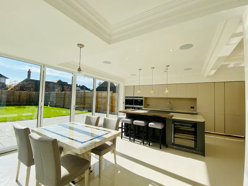 Large bright Esher house, D2475 (photo 5)