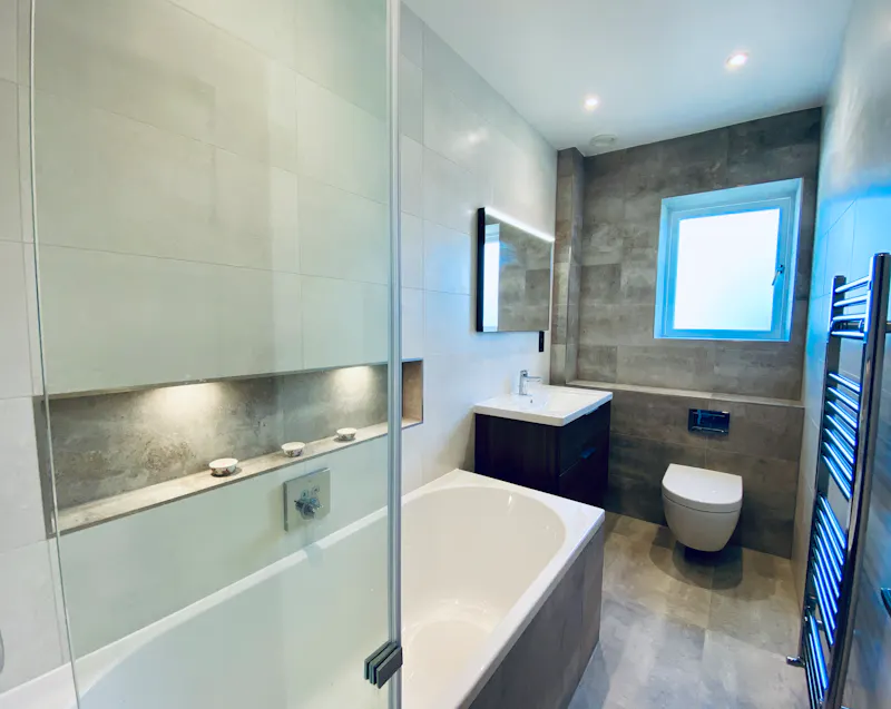 Bath at Large bright Esher house, D2475 (photo 14)