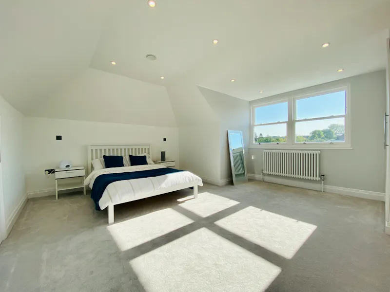 Bedroom at Large bright Esher house, D2475 (photo 11)