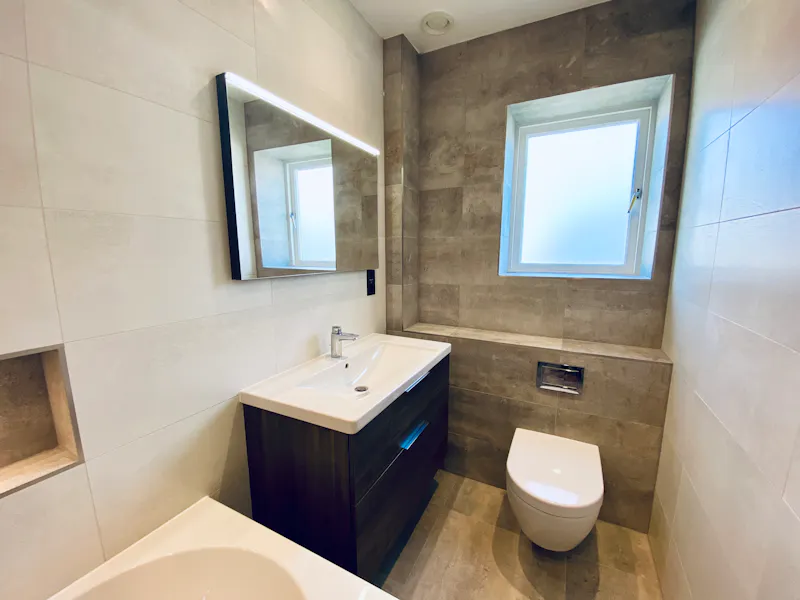 Large bright Esher house, D2475 (photo 15)