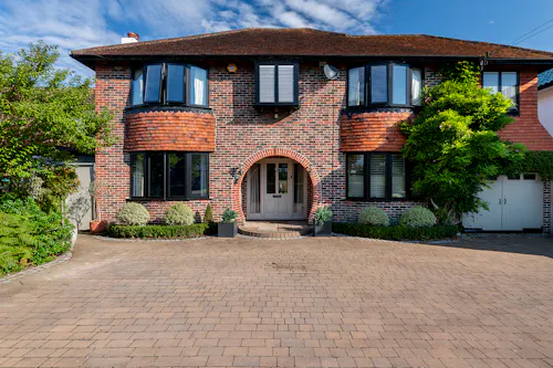 Contemporary Esher house, D2476