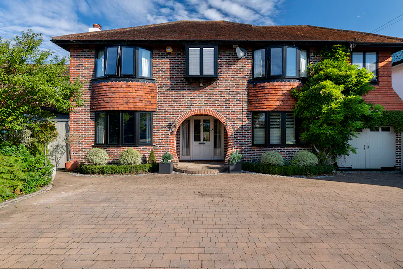Driveway at Contemporary Esher house, D2476 (photo 1)
