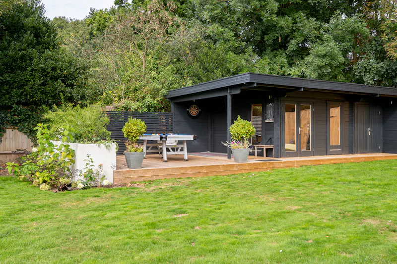 Garden at Contemporary Esher house, D2476 (photo 17)