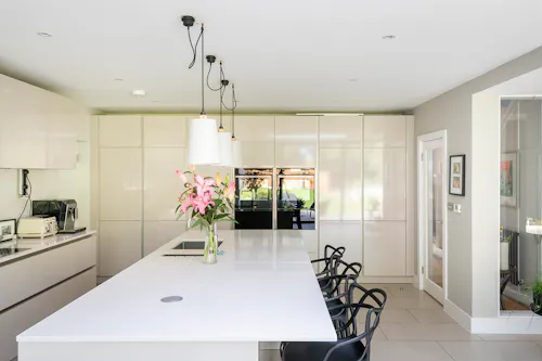 Contemporary Esher house, D2476