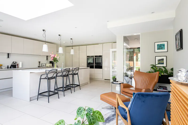 Open plan at Contemporary Esher house, D2476 (photo 4)