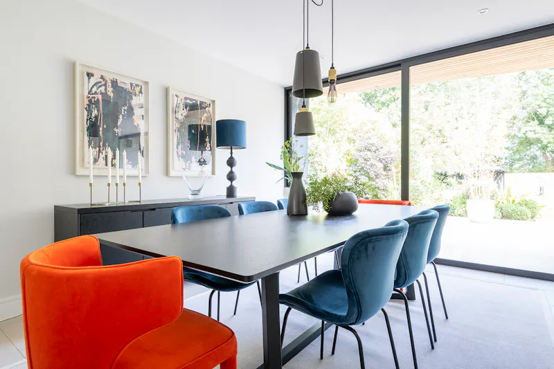 Dining room at Contemporary Esher house, D2476 (photo 7)
