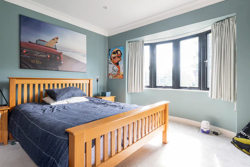 Bedroom at Contemporary Esher house, D2476 (photo 12)