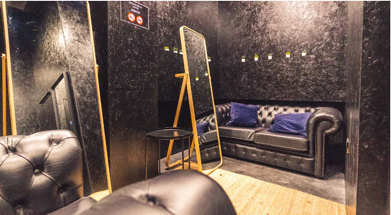 Dressing room at Versatile Greenwich warehouse, N483 (photo 8)