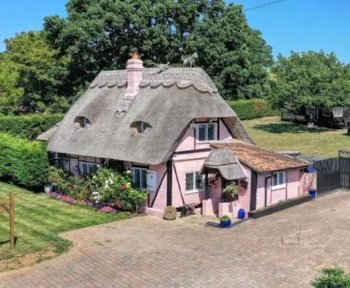 Pink cottage in Herne Bay, C922