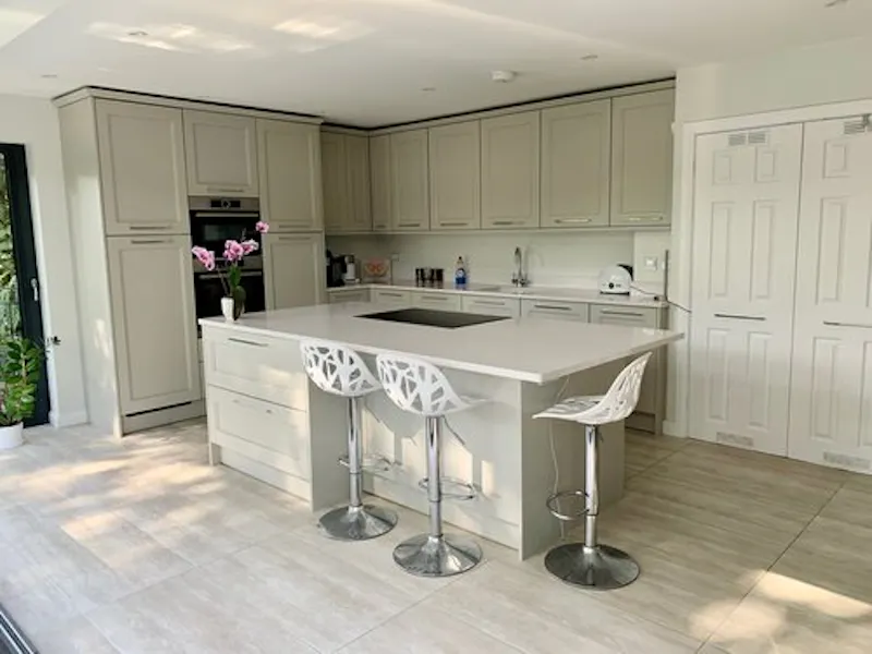 Kitchen island at Modern bungalow Camberley , D2511 (photo 3)