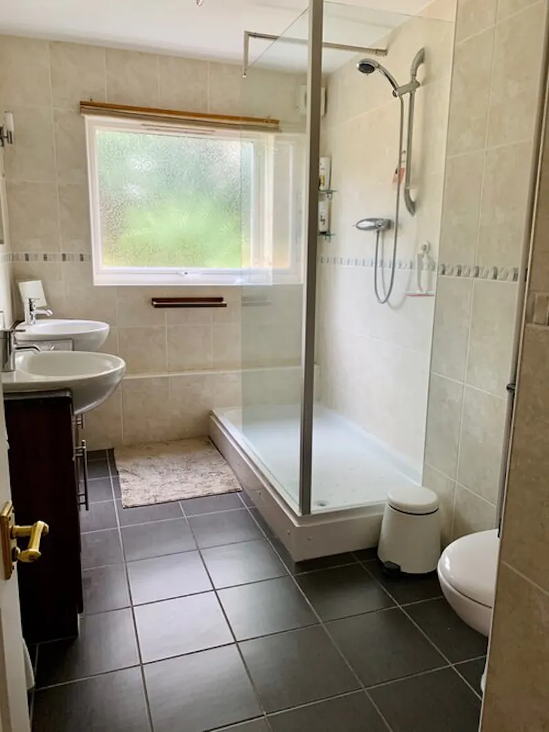Shower at Modern bungalow Camberley , D2511 (photo 48)