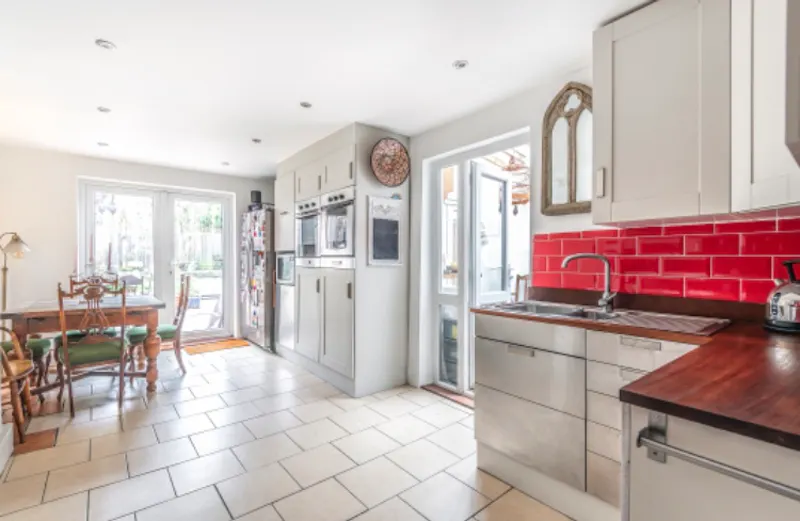 Kitchen at West Norwood artistic semi, D2537 (photo 6)