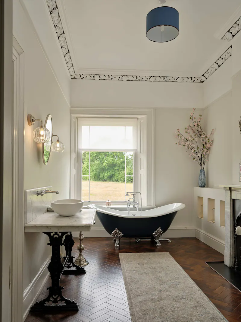 Bath at Stunning Solihull Manor , A1542 (photo 17)