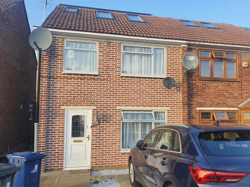 Driveway at Modern semi in Greenford, D2541 (photo 1)