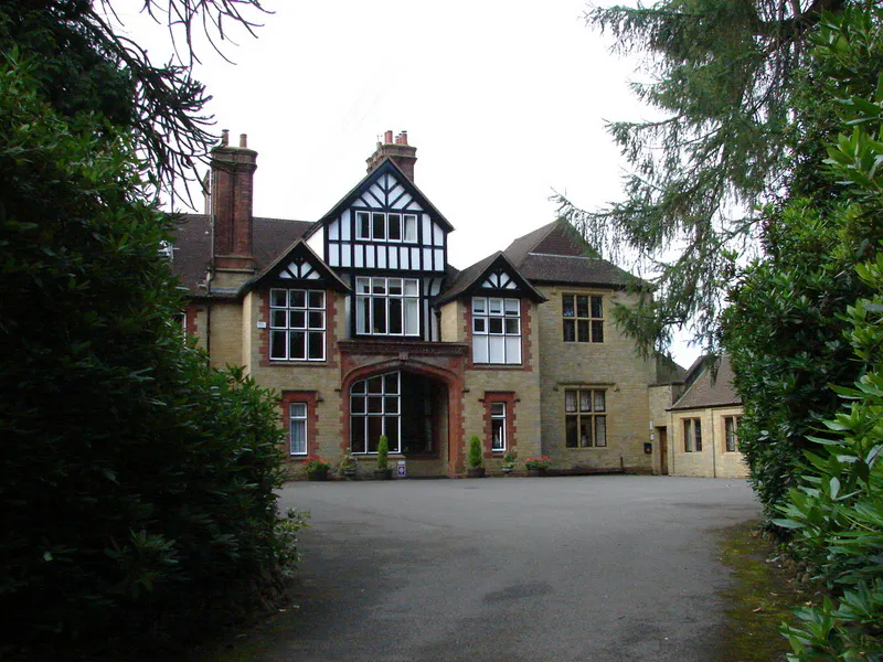 Driveway at Guildford country house, B1902 (photo 1)