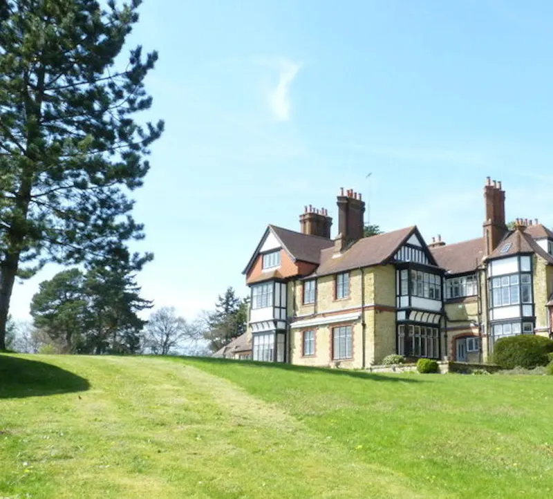 Garden at Guildford country house, B1902 (photo 22)