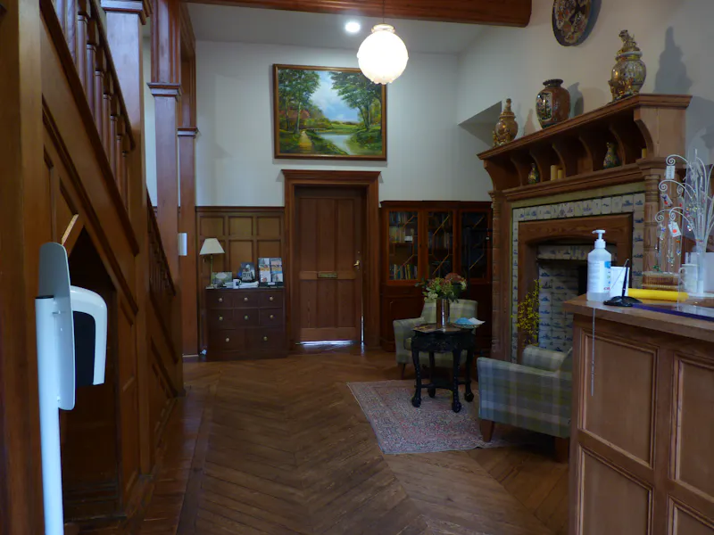 Entrance hall at Guildford country house, B1902 (photo 2)