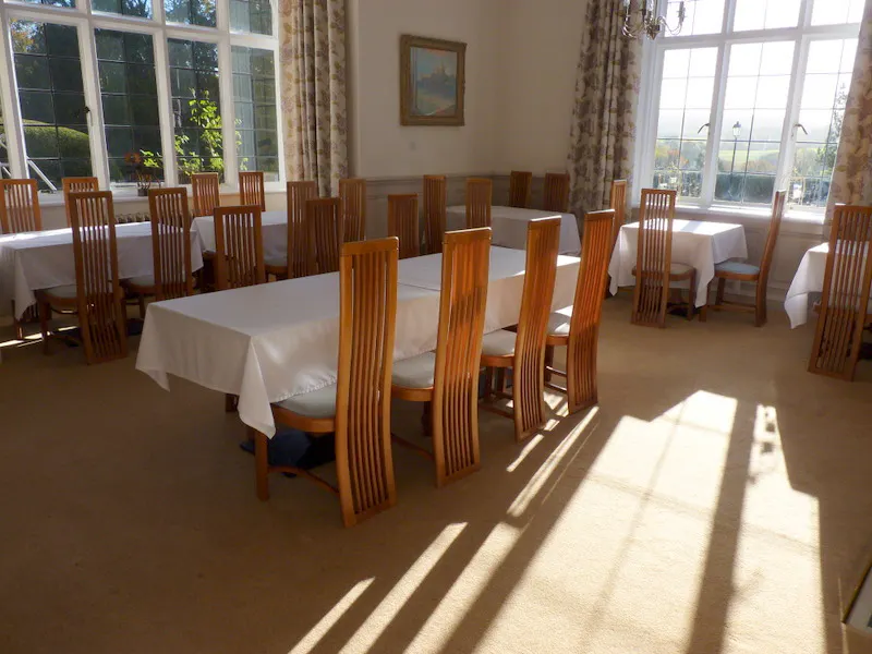 Dining room at Guildford country house, B1902 (photo 8)