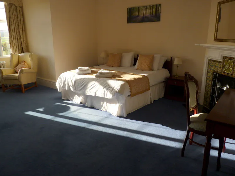 Bedroom at Guildford country house, B1902 (photo 12)