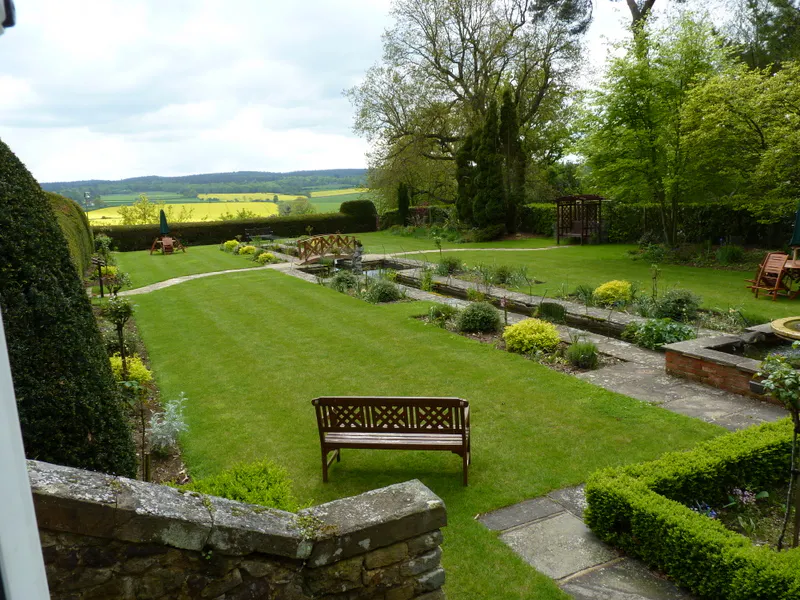 Garden - formal at Guildford country house, B1902 (photo 23)