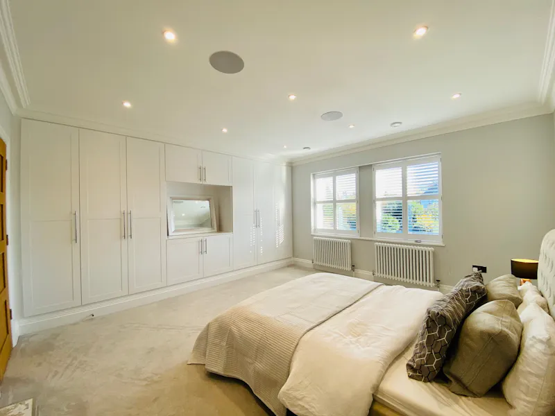 Large bright Esher house, D2475 (photo 10)