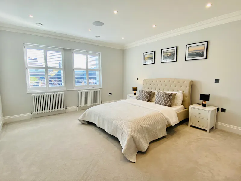 Bedroom at Large bright Esher house, D2475 (photo 9)